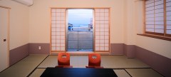 阿字ヶ浦海岸が目の前に広がるバルコニー付きの客室