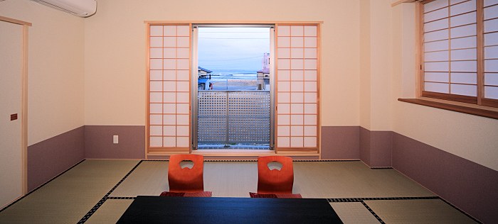 阿字ヶ浦海岸が目の前に広がるバルコニー付きの客室